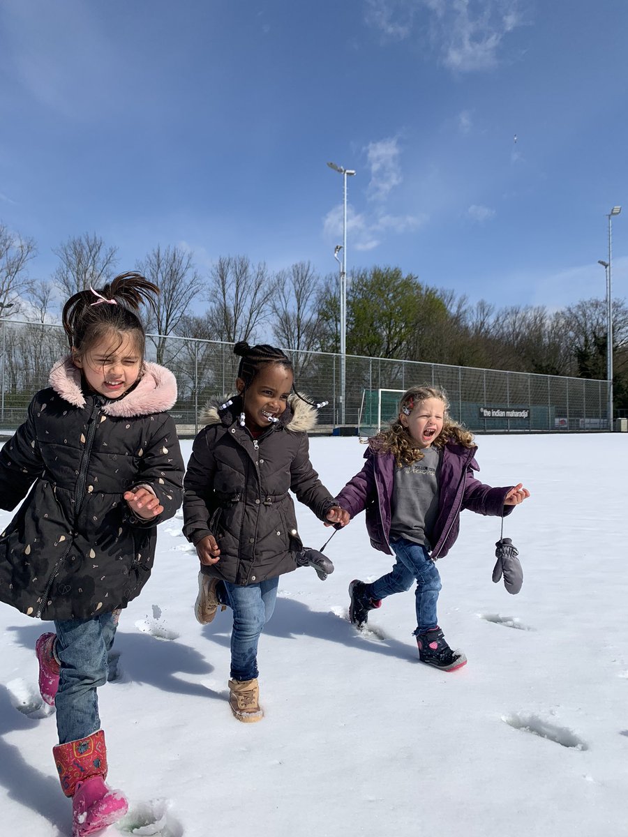BSO_CAS's tweet photo. Sneeuw op 1 April? Dat klinkt inderdaad als een grap, maar gelukkig voor ons en de kids was dat niet het geval. Onze Cool After Schoolers konden deze vrijdag naast de geplande activiteiten genieten van verse sneeuw en een heerlijk zonnetje! ☀️ https://t.co/oM5Gr3UiA2