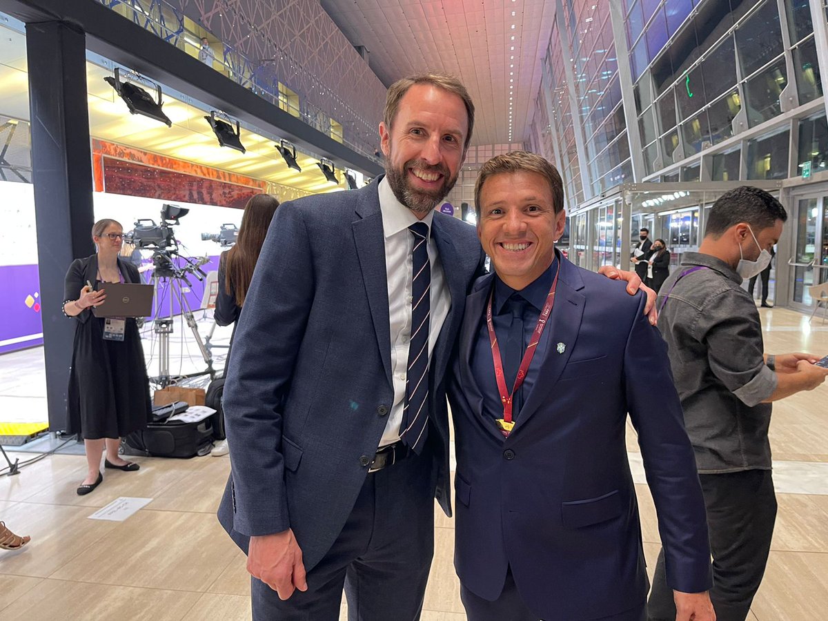 CBF_Futebol's tweet photo. Juninho Paulista e Gareth Southgate jogaram juntos e agora se encontram no sorteio da @FIFAWorldCup! 🤝🇧🇷🏴󠁧󠁢󠁥󠁮󠁧󠁿 @England https://t.co/eieJfQTYpI