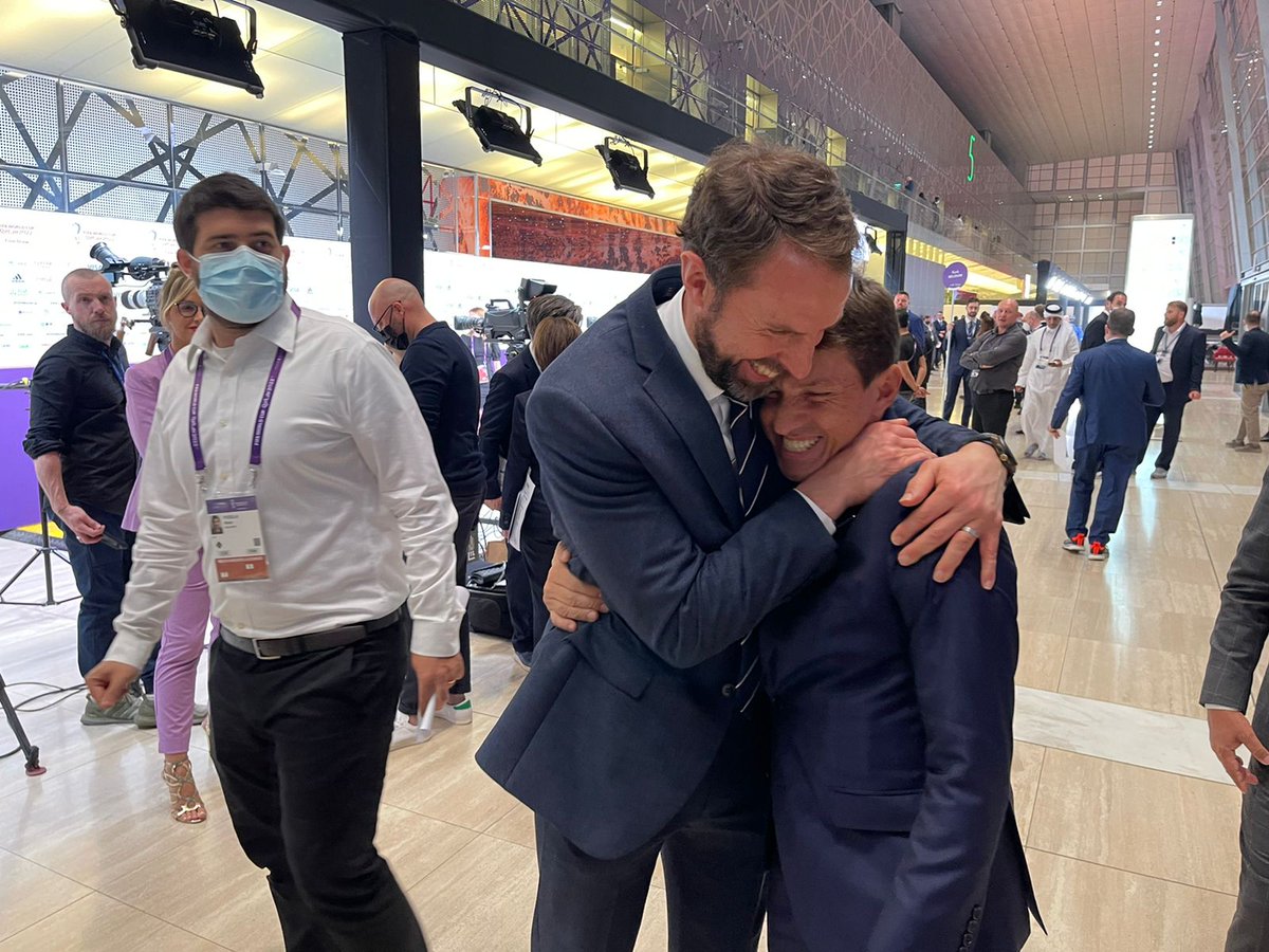 CBF_Futebol's tweet photo. Juninho Paulista e Gareth Southgate jogaram juntos e agora se encontram no sorteio da @FIFAWorldCup! 🤝🇧🇷🏴󠁧󠁢󠁥󠁮󠁧󠁿 @England https://t.co/eieJfQTYpI