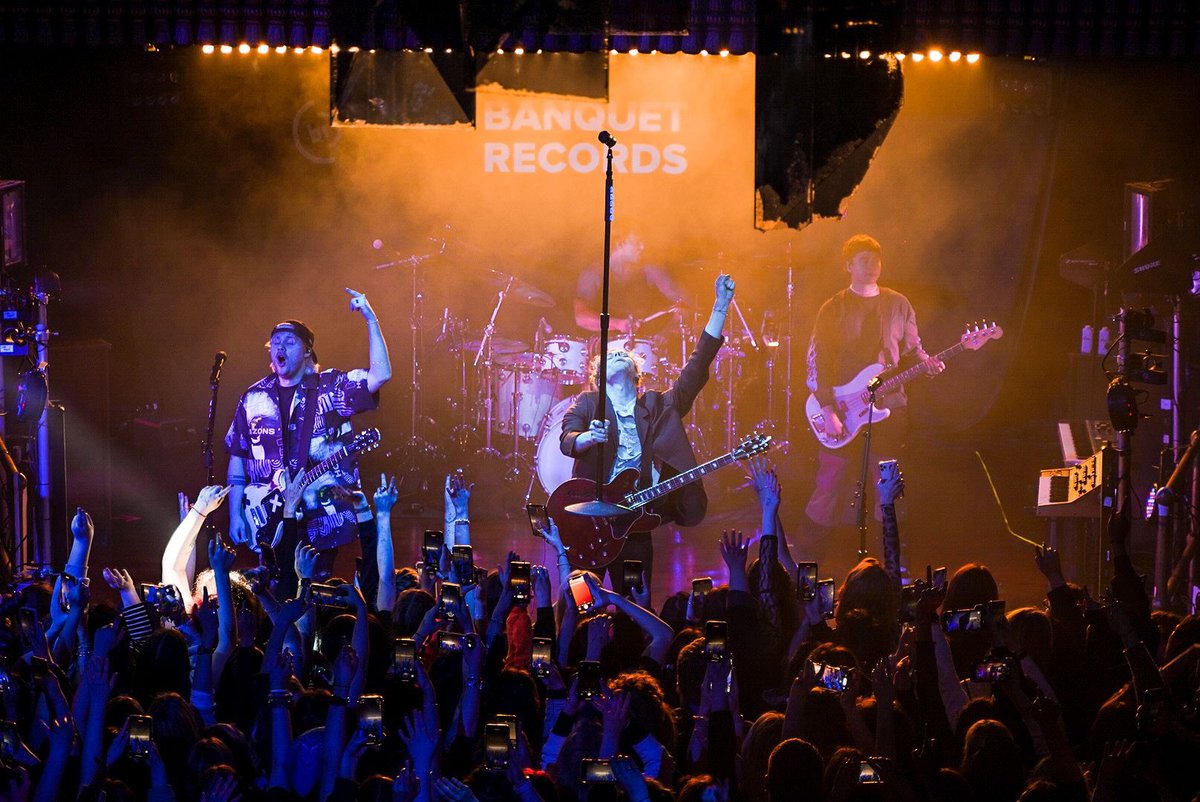 BanquetRecords's tweet photo. 5 Seconds of Summer at their first gig in two and a half years. a special evening 
📷: @BobbyVMedia https://t.co/n9gJcIvEAb