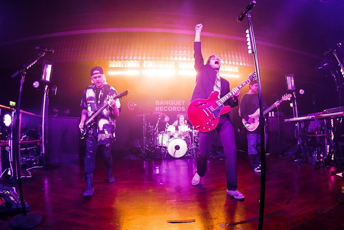 BanquetRecords's tweet photo. 5 Seconds of Summer at their first gig in two and a half years. a special evening 
📷: @BobbyVMedia https://t.co/n9gJcIvEAb