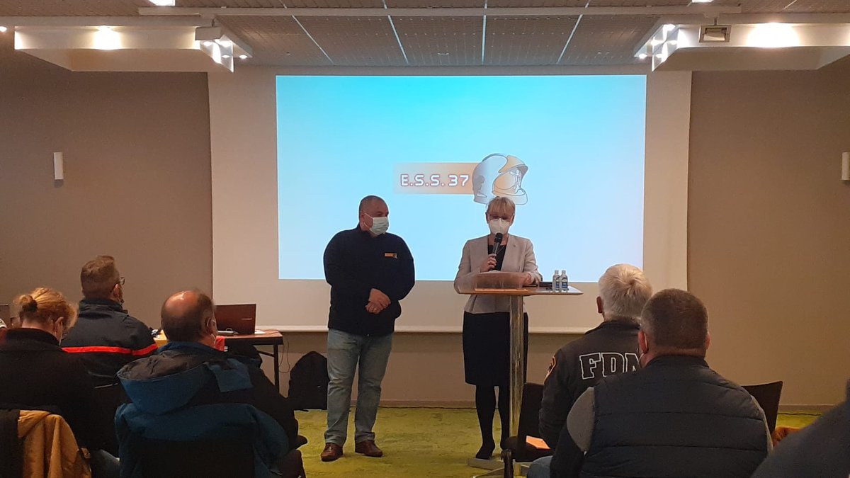 udsp37's tweet photo. Ce soir, lors de l'#AG de l' #ESS37 , notre président @RaphaelLorillou à reçu des mains d'Isabelle Raimond-Pavero, #sénatrice d'Indre-et-Loire, les Palmes académiques 🎖en reconnaissance de son investissement dans la #formation 
Ravie et fière de partager cela avec toi ! 👏❤️ https://t.co/4PRO3ZTwtv