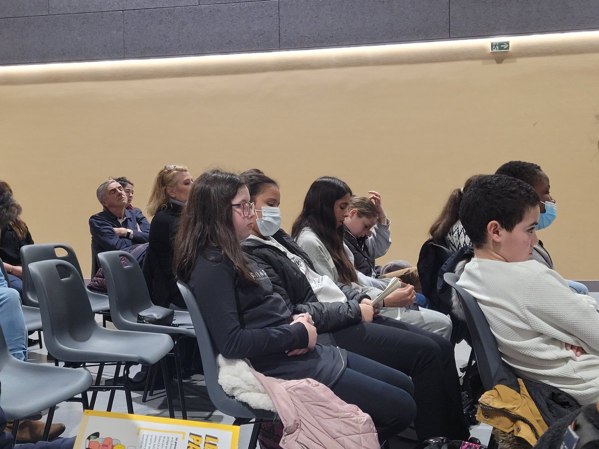 Merci à la médiatèque de Gennevilliers d'avoir organisé ce moment d'échange et à <a href="/Kevin_Razy/">Kevin.Razy</a> pour ses conseils avisés en #EMI à nos élèves de Classe Médias <a href="/ClgEdouard/">Clg Edouard Vaillant</a> <a href="/acversailles/">Académie de Versailles</a>  @bramschka_92 <a href="/GroisardV/">VGroisard</a> <a href="/clemiversailles/">CLEMI Versailles</a>