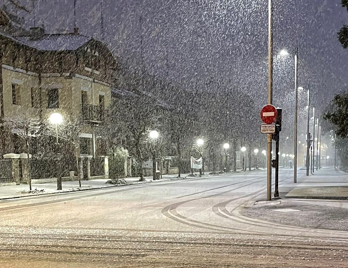 ⚠️❄️🚘 #VitoriaGasteiz 

Pese a la nieve caída en la última hora, no hay ninguna calle cortada al tráfico

Circula con precaución. 

#NieveVG