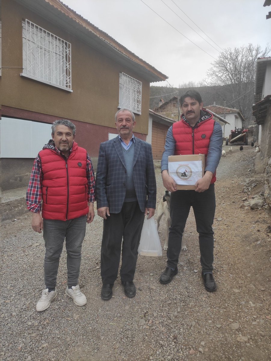 Terörle mücadele eve vazife kahramanları derneği Çankırı şubesi olarak şehitlerimiz adına dağıtımına gerçekleştirdiğimiz ikram kolilerimizin Bayramören ilçemiz Belenli köyü muhtarımız Sayın Cemalettin Duman bey'in desteği ile Belenli köyümüzde dağıttık.  @TurkiyeGaziler