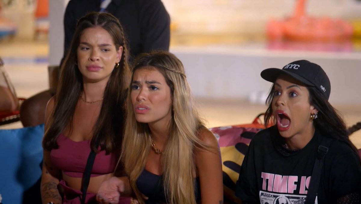 MTVDeFeriasBR's tweet photo. Eu e minhas amigas escutando o boy dar palestrinha:

#DeFeriasCaribe https://t.co/kyAct0Gwp1