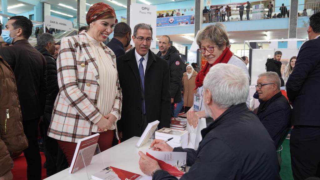 📚 
بمناسبة اختتام فعاليات الصالون الدولي للكتاب بالجزائر،و بمبادرة من النقابة الوطنية لنشري الكتب واتحاد الناشرين العرب، تسلمت  السيدة وزيرة الثقافة نيابة عن السيد الرئيس عبد المجيد تبون ، هدية تمثلت في أكثر من 5000 كتاب موجهة لمكتبة الرئيس الجمهورية.

facebook.com/10006900742624…