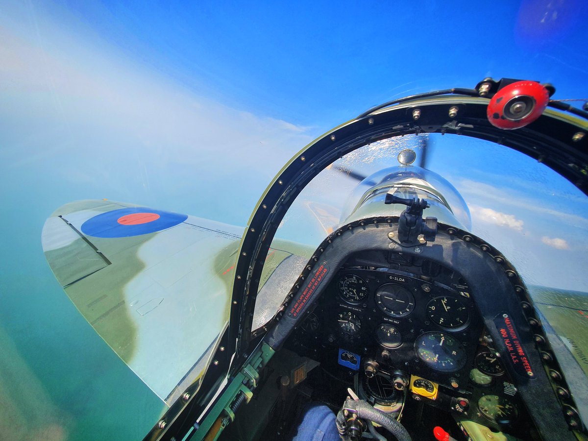 andy_durst's tweet photo. #Wingfriday. Annual recurrent / check time for the staff pilots at @SpitfiresDotCom
#spitfire #cockpitview #pilots #instructor #elipticalwing #warbird #flying #avgeek #wingtip #avphoto #flightinstruments #airplane #v12 https://t.co/BpAhHFUORQ