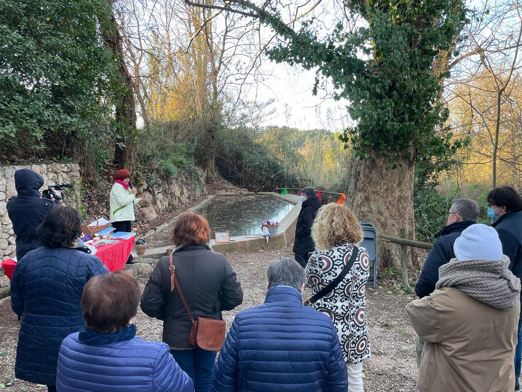 PerePons11's tweet photo. Participo a l’activitat “Memòries Líquides”, conduïda per la periodista Rosa Vendrell, a la Font del Rebato de #Subirats. Clausura del Congrés d’Art, Paisatge Vitivinícola i Enoturisme #CEPVI https://t.co/aji7wALWPQ