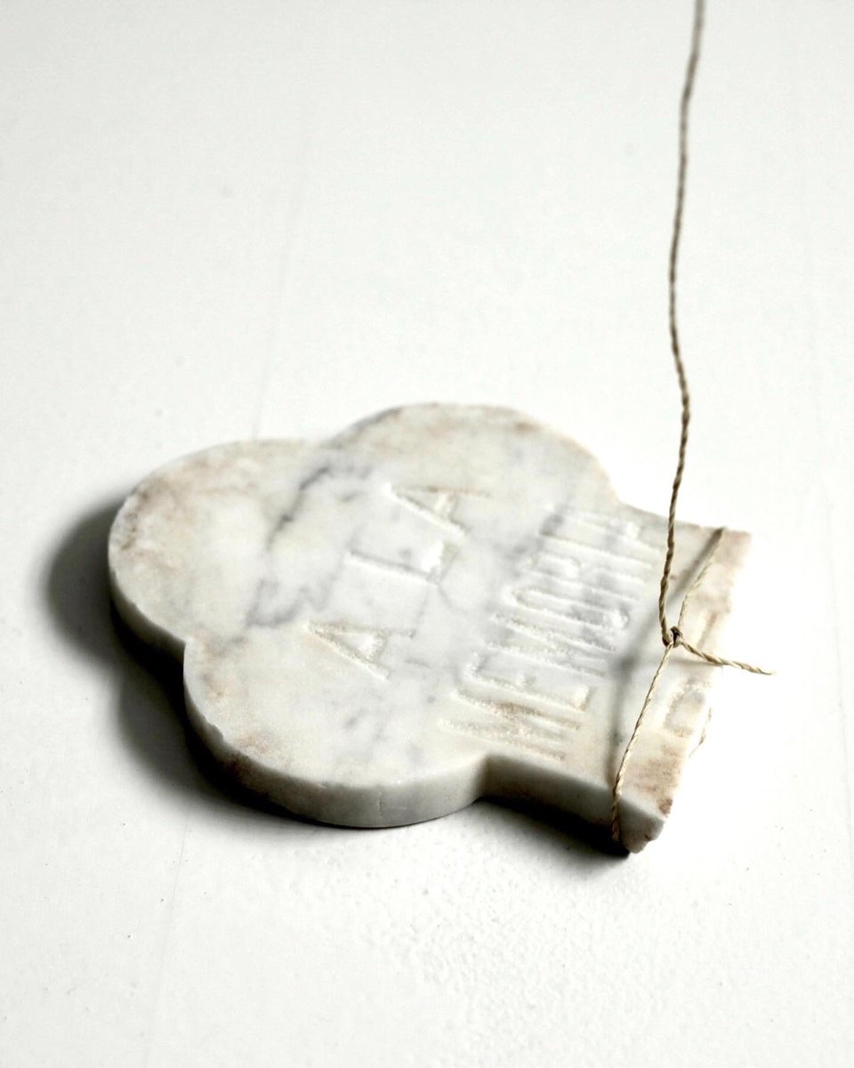 A LA MEMORIA, pieza que realicé en 2018.

Mármol, globo de helio, cordel, 13 fotografías en papel Hahnemühle Photo RAG
 
“(…)Repetición y recuerdo constituyen el mismo movimiento, pero en sentido contrario. “
Kierkegaard