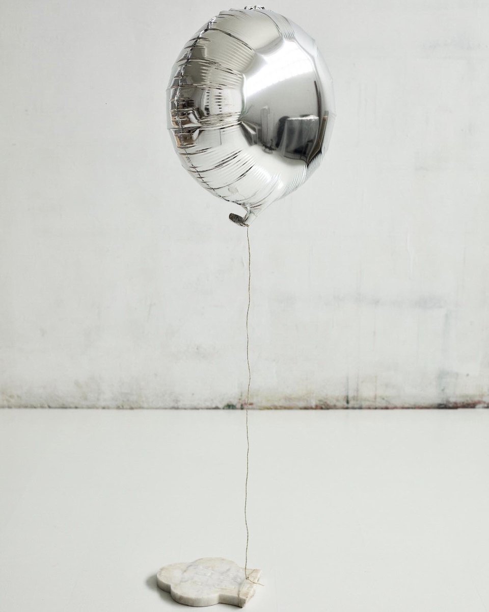 juanlopez__'s tweet photo. A LA MEMORIA, pieza que realicé en 2018.

Mármol, globo de helio, cordel, 13 fotografías en papel Hahnemühle Photo RAG
 
“(…)Repetición y recuerdo constituyen el mismo movimiento, pero en sentido contrario. “
Kierkegaard https://t.co/0YMTXTpVbP