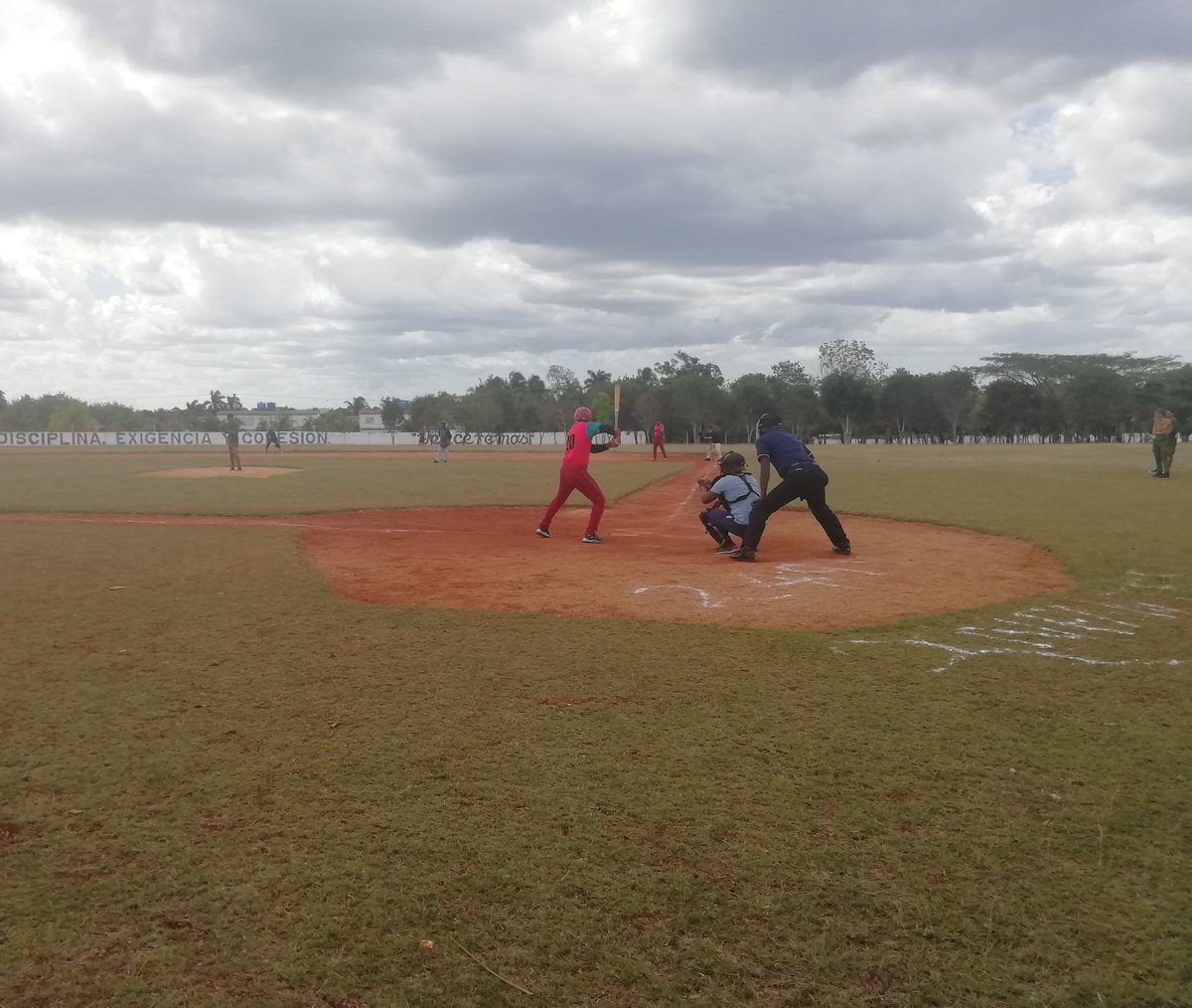 ¡Nuestro Ejército continúa de celebración!... Ya estamos en la final de la Copa de béisbol "4 de abril". ¡Nuestra juventud de fiesta también! #VamosConTodo #TodoXCuba
<a href="/MinfarC/">Minfar_Cuba</a>