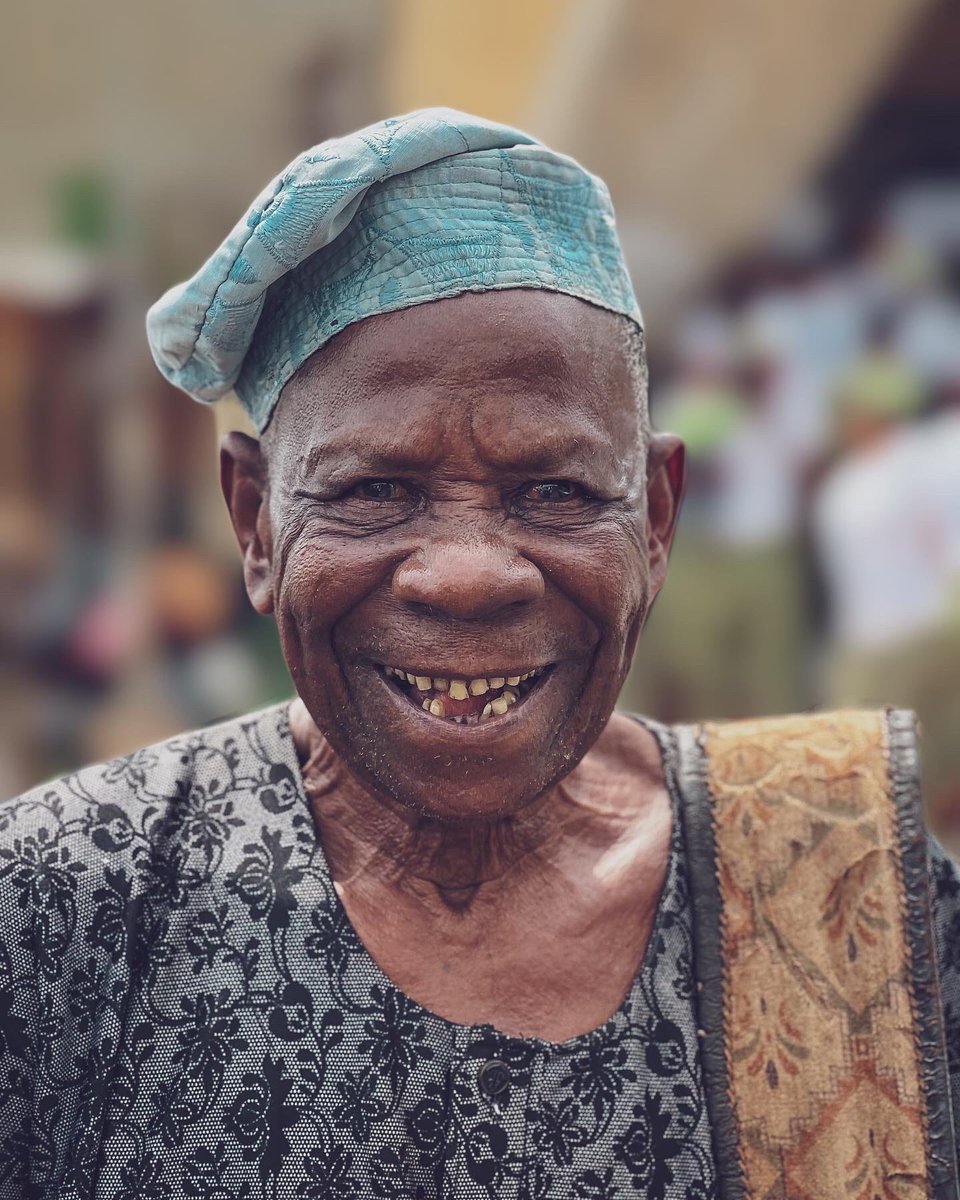 adisaolashile's tweet image. I always meet this man at the secretariat where we have our Cds , so I decided to make him smile more with my camera . I hope you all see the emotions in his smiles .