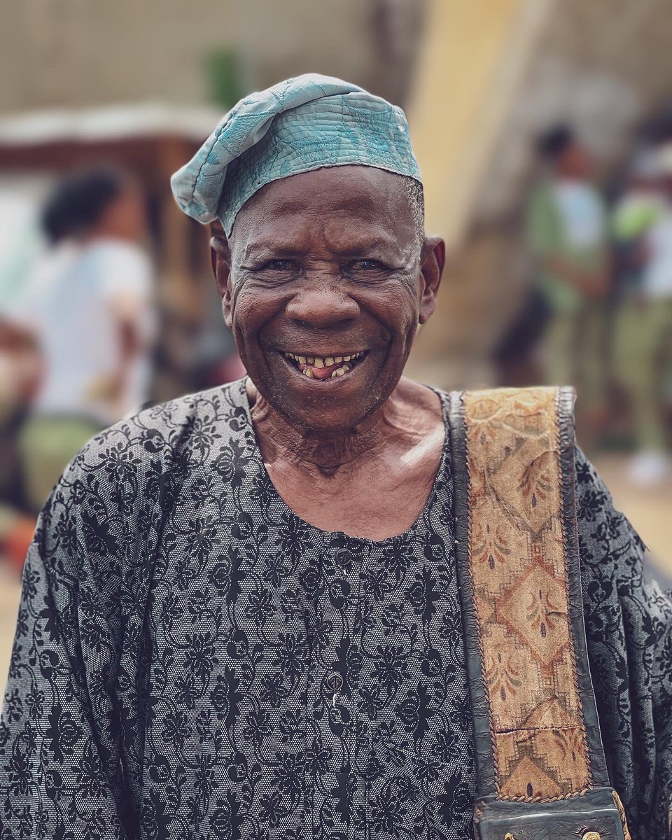 adisaolashile's tweet image. I always meet this man at the secretariat where we have our Cds , so I decided to make him smile more with my camera . I hope you all see the emotions in his smiles .