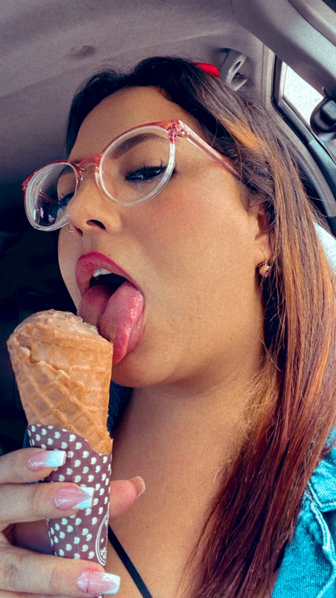 sharizard_a's tweet photo. Lamiendo este helado y no tu verga mi amor 😔😔😔 https://t.co/uyyL0BeH8R