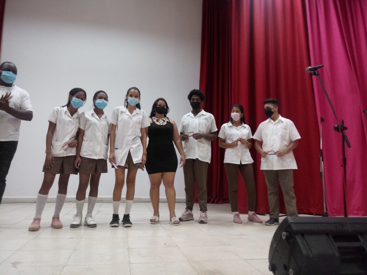 Reciben hoy el carnet de la UJC seis de los 35 Jóvenes que crecen como miltantes de la juventud en la facultad. #Vamoscontodo #vamoscontodoLidiaDoce #60UJC