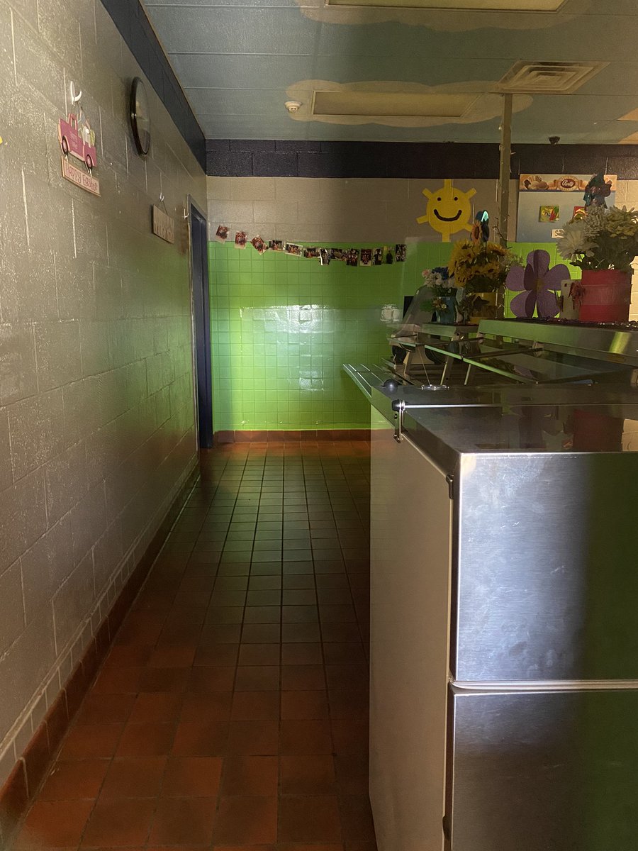 Cafeteria staff had some fun fooling the students today…when students show up for lunch and nobody’s home.😂 @SullCentral #Aprilfools