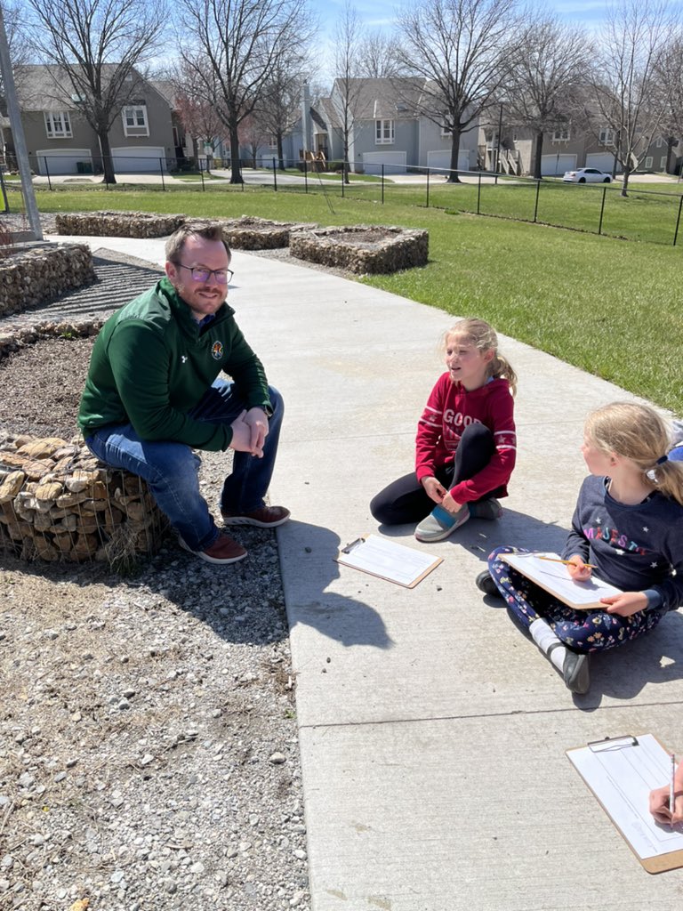 TOverton71's tweet photo. It’s garden time with 1st and 2nd grade! What a great day for some planting! I can’t wait to see our garden grow🥬🍅🧅@theSMSD @SMSD_ChrisLowe @KalisRyan @HollisandMiller @SunflowerPTALen https://t.co/fW7ObBnV7c