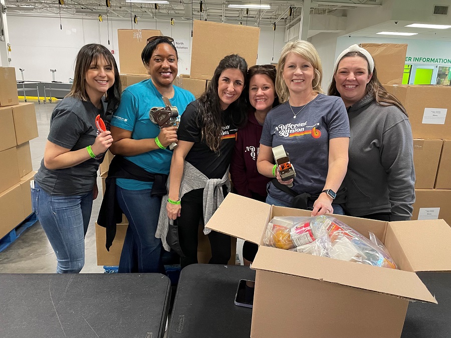 careersatAF's tweet photo. It’s #CommunityServiceMonth and giving back and lending a helping hand to our neighbors is in our DNA at American Fidelity. Learn more about the difference we make in the community! https://t.co/F8DiiRVwd6 #Volunteer #CompaniesThatCare #Community #CommunityService https://t.co/WjIkftmc0e