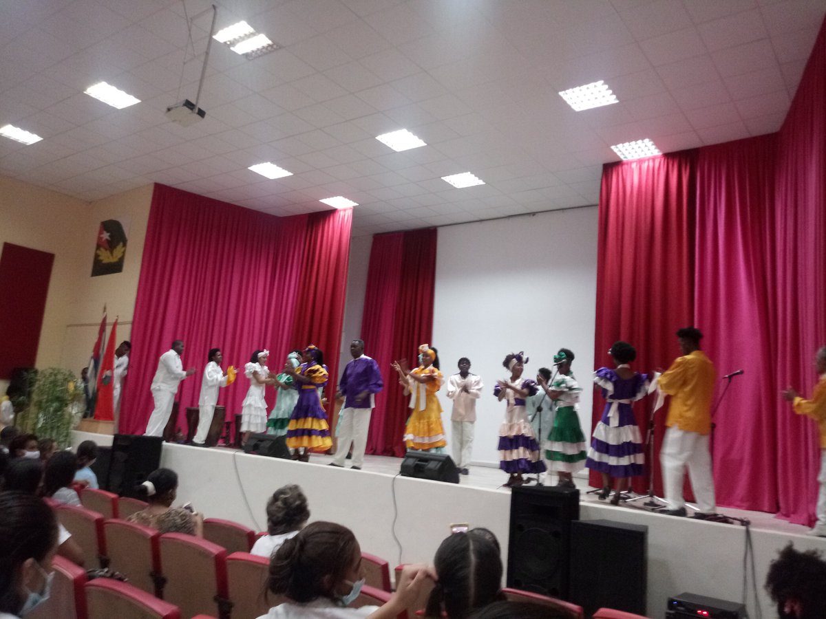 Con la compañía de baile JJ celebramos el advenimiento del 4 de abril. #VamosConTodo #60UJC