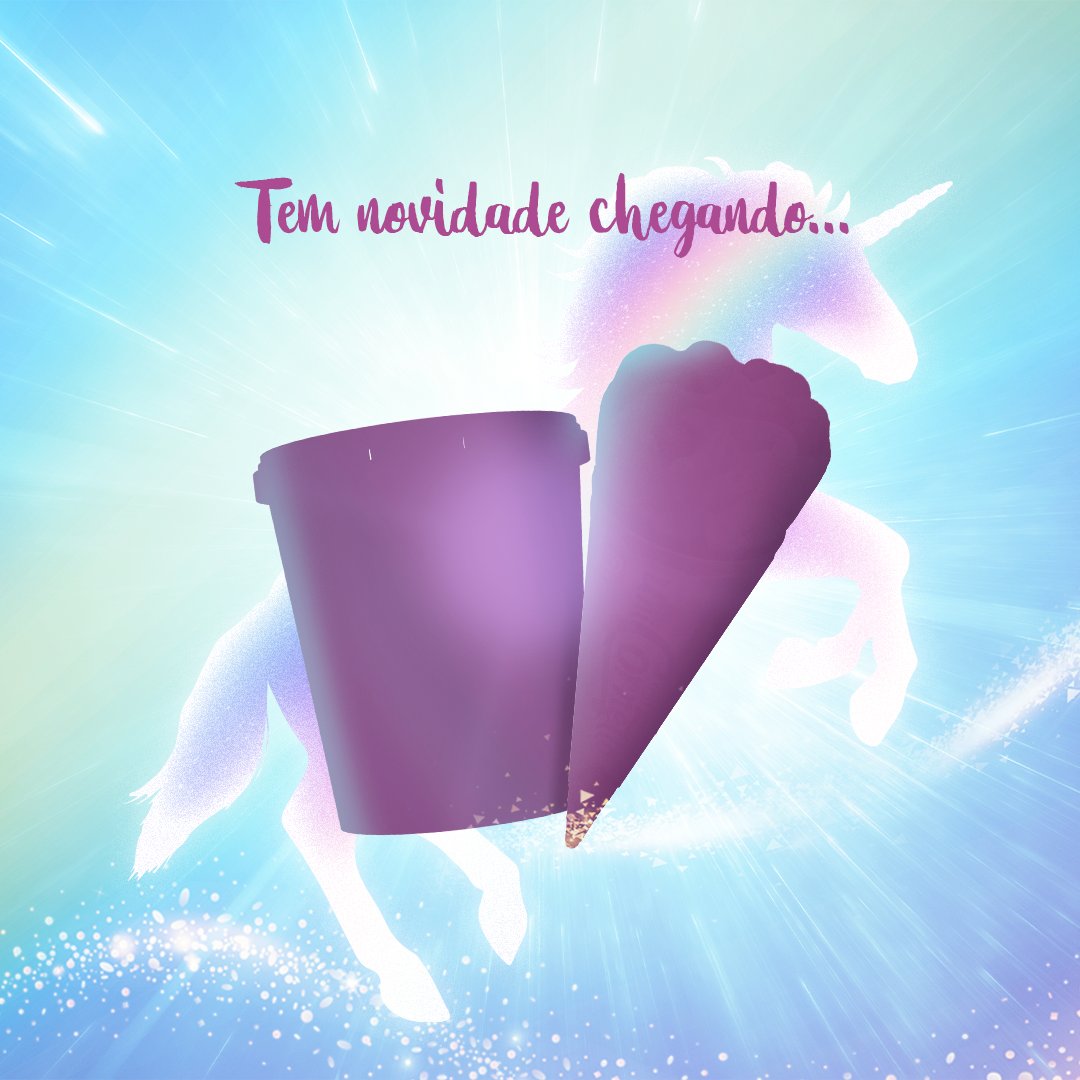 #PraTodosVerem: Vemos na imagem a ilustração da forma de um unicórnio em um fundo azul com brilhos e na frente dele duas formas de sorvete, um em pote e o outro no formato cone. Em texto: "Tem novidade chegando...".