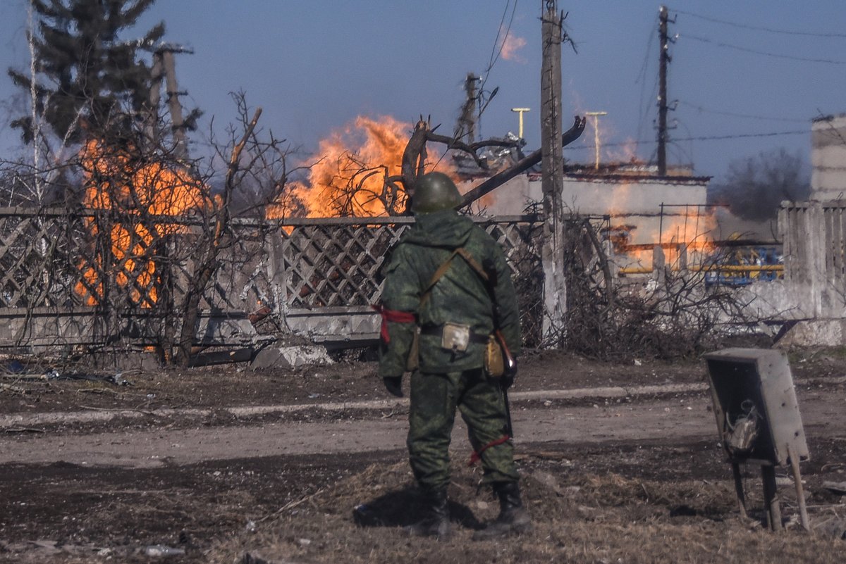 A #Donetsk People's Republic soldier looks at a burning gas main in Volnavakha #RussiaUkraineWar #dnr #dpr