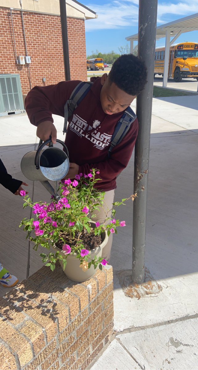 BMartinez_DES's tweet photo. Student ambassadors! Always willing to help and take pride in our campus! @DES_ISTHEBEST https://t.co/Oe4dqDxFcx