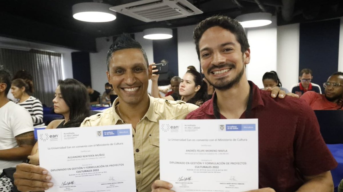 mincultura's tweet photo. @mayoloangelica @CaliCultura @Rmayorga En su visita a #Cali, nuestra ministra también asistió a la clausura del Diplomado en Gestión y Formulación de Proyectos Culturales 😄. En donde, para el final de este gobierno, se habrán formado 176 creadores y gestores culturales de 29 municipios del departamento. 🙌 https://t.co/btOjui9CxC