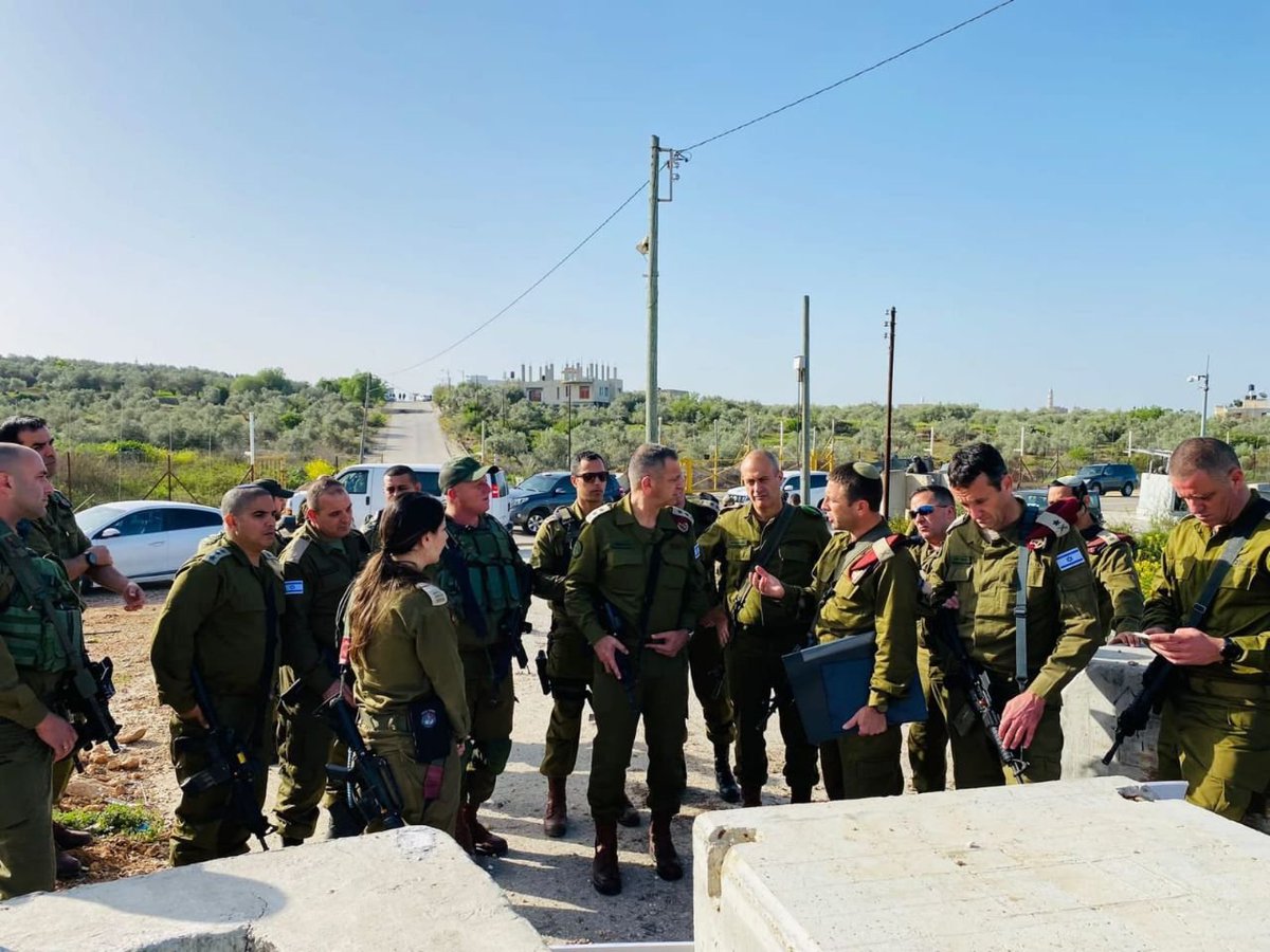 Pbi_Fr's tweet photo. Le ministre de l'armée israélienne #ordonne davantage de #restrictions sur la Palestine
Le ministre de l'armée israélienne est apparu près de la promenade construite sur la terre palestinienne ordonnant à ses forces d'agir avec plus de restrictions contre les Palestiniens. https://t.co/KIZJGCBxOR