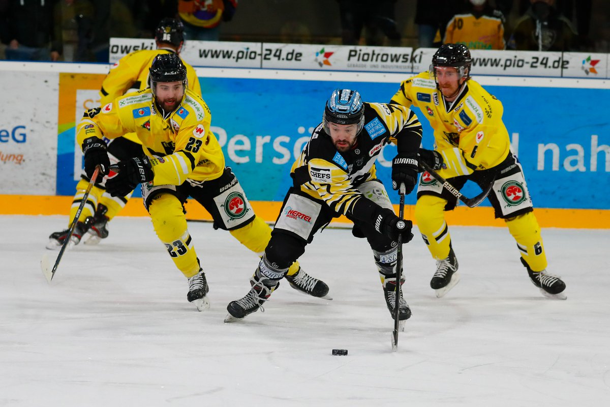DEL2_News's tweet photo. Serienführung für Bad Tölz: Die @toelzerloewen gewinnen mit 3:1 gegen die #Bayreuth #Tigers und gehen in der Serie in Front.
Foto: Pressefotograf Kolb (Archivbild) #del2 #HerzblutEishockey #bttect https://t.co/vl9nW668bL