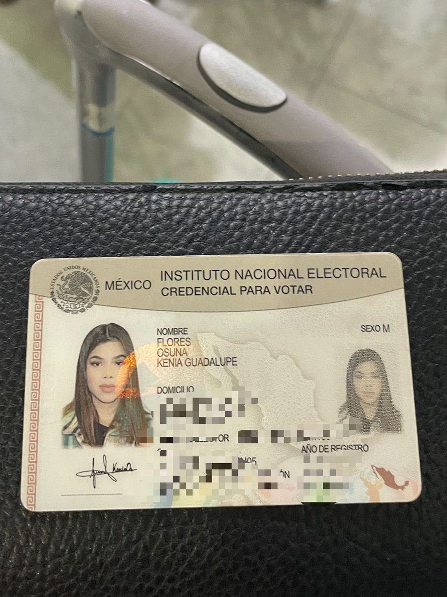 cynthiadelab's tweet photo. Amigos me encontré el INE de @keniaos en el aeropuerto de la cdmx, si ven esto denle rt para entregársela 🥰 https://t.co/Q0BrsvoTdw