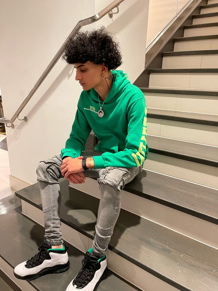 Yousefthearab's tweet photo. 24 years around the sun happy birthday to me #100kYouYouloading #Kobeyear 🤑💚! https://t.co/a47ZsDh0za