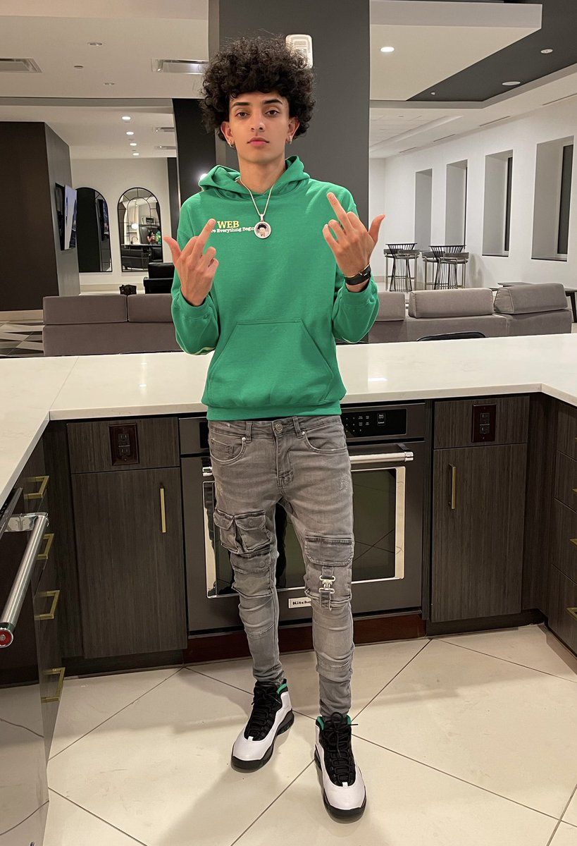 Yousefthearab's tweet photo. 24 years around the sun happy birthday to me #100kYouYouloading #Kobeyear 🤑💚! https://t.co/a47ZsDh0za