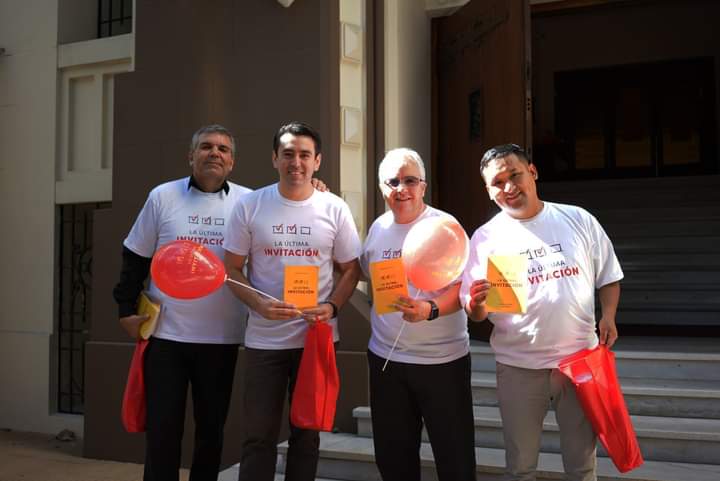 El equipo de oficina de la Asociación Bonaerense, realizó la entrega del libro "La última invitación" (libro misionero 2022) en la zona de Palermo.
¿Estas preparado para este 9 de Abril para el Gran Impacto Esperanza? #YoVoy