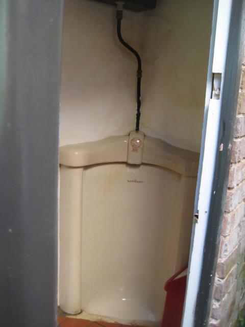 Here's a dirty #urinal from a #castle in the #UK.

Get your own urinal photograph today.

Probably best to not tell your wife.  

now minting - urinals.io

over 4500 urinals available from over 120 countries