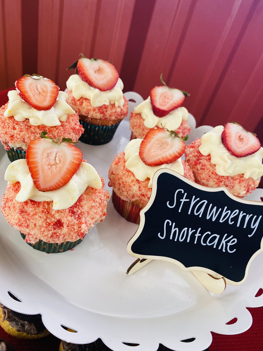 AlyssaCunning16's tweet photo. Follow my Facebook group: BAKE ME HAPPY for all your specialty cupcake neeeds! 🧁 https://t.co/Qgqx3wMkGH