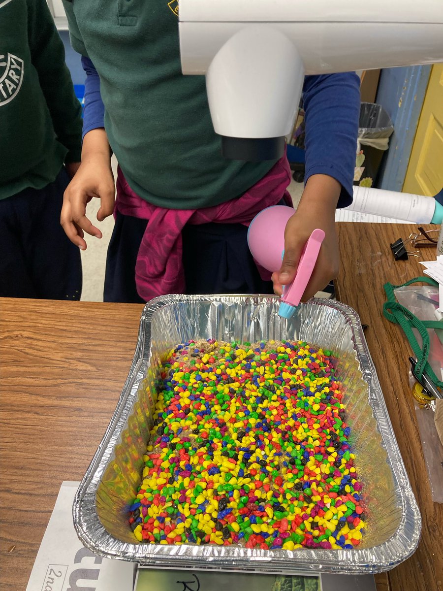 BridgedaleElem's tweet photo. 2nd graders exploring the affects of wind and water on land and recording their findings. @JPschools @JasonJbeber #beaglepride #successtobark🐶 https://t.co/D6RU4RIBa7