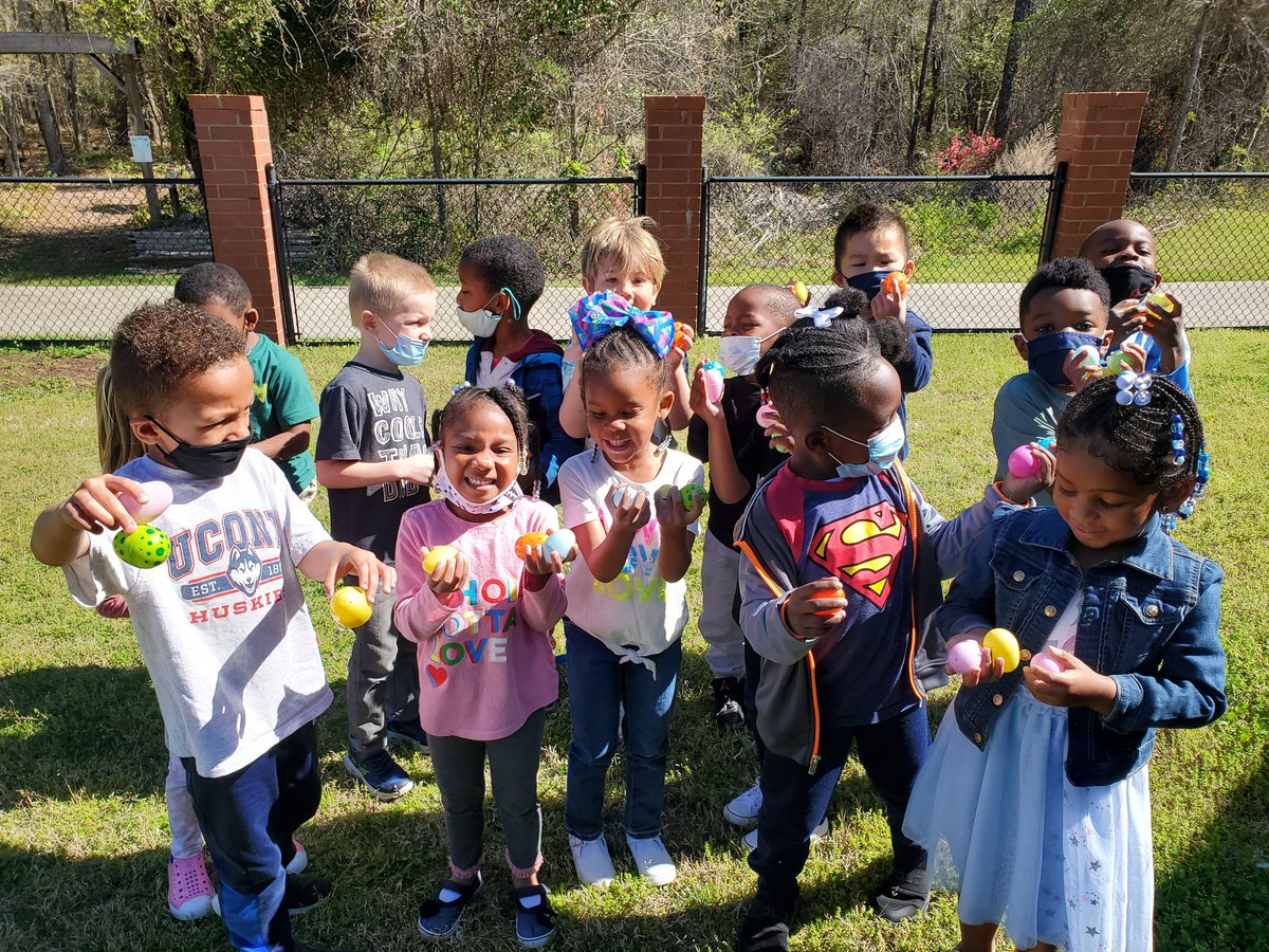 MrsJBonds's tweet image. Our playground was "egged" by lots of Oviparous animals! A fun 🥚 hunt, hatching our 🥚🐣, and doing a quick draw/write🖍 + partner share on what we found in the 🥚s! #FUNfriday  @RTEFlightStatus @R2CFCD @RichlandTwoAVID