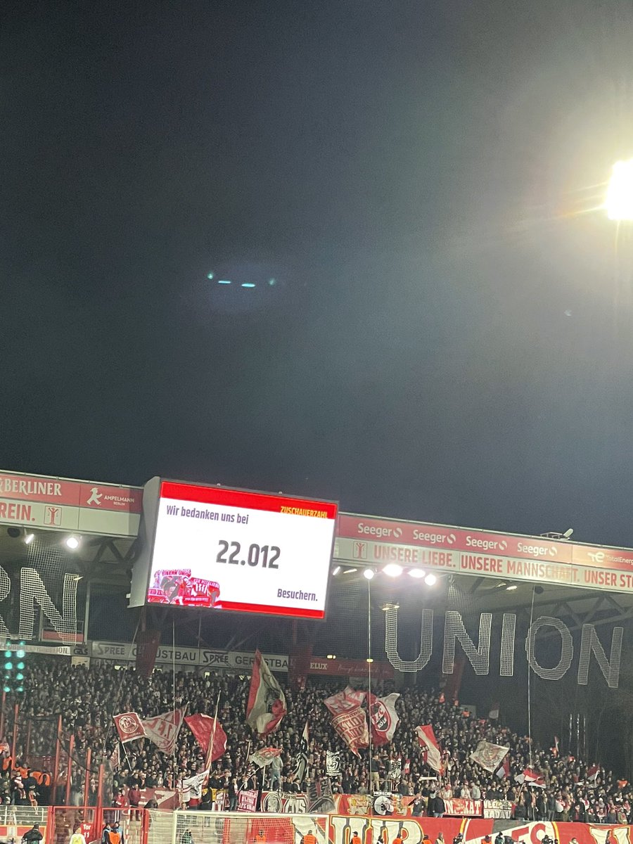 lego_willson's tweet photo. Auuuuuuuusverkauftes #Flutlichtspiel! #FCUkoe #fcunion #eisern #UNVEU #fetzt https://t.co/FUecW7Bjuu