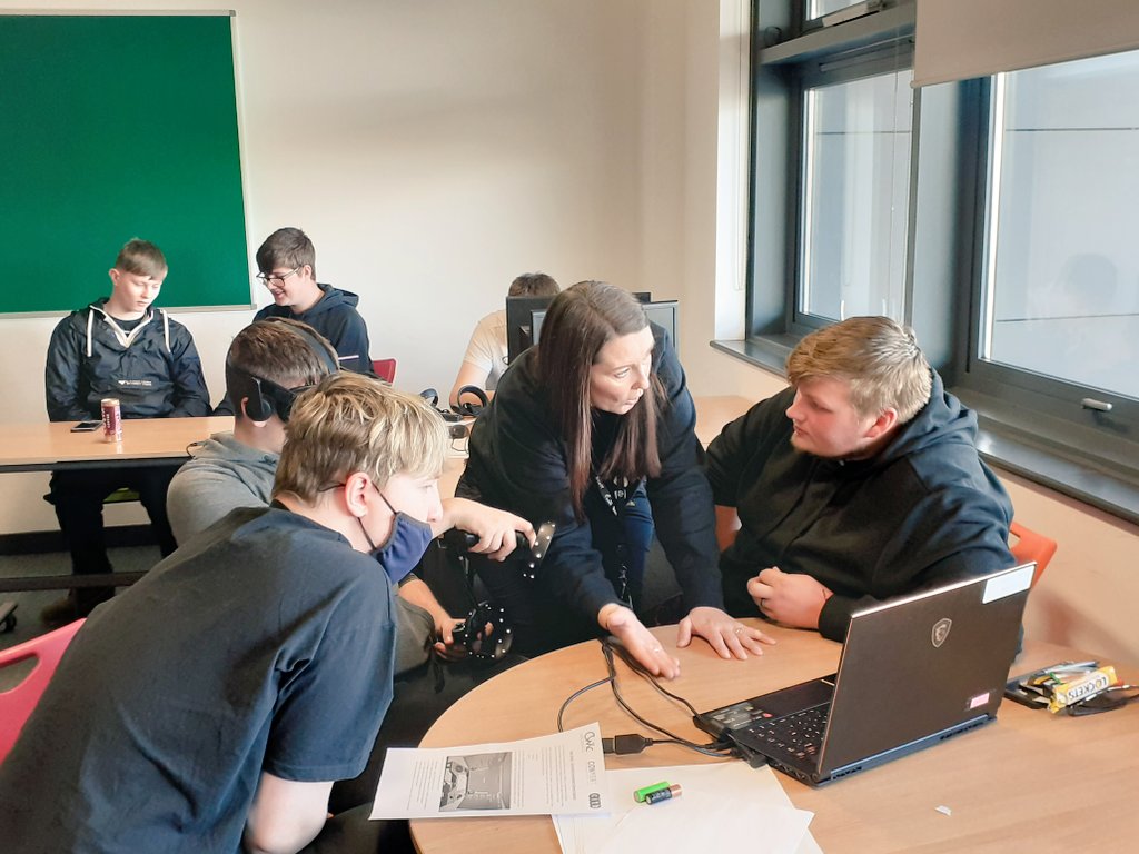 FuturesCymoedd's tweet photo. Another inspiring VR session today delivered by @TilburyWales @ColegyCymoedd Nantgarw Campus. All 3 groups built a sustainable cost effective domestic dwelling 🙌🙌. #VertualReality #sustainable #builtenvironment #careers #partnershipworking https://t.co/eHBBPOYoPy