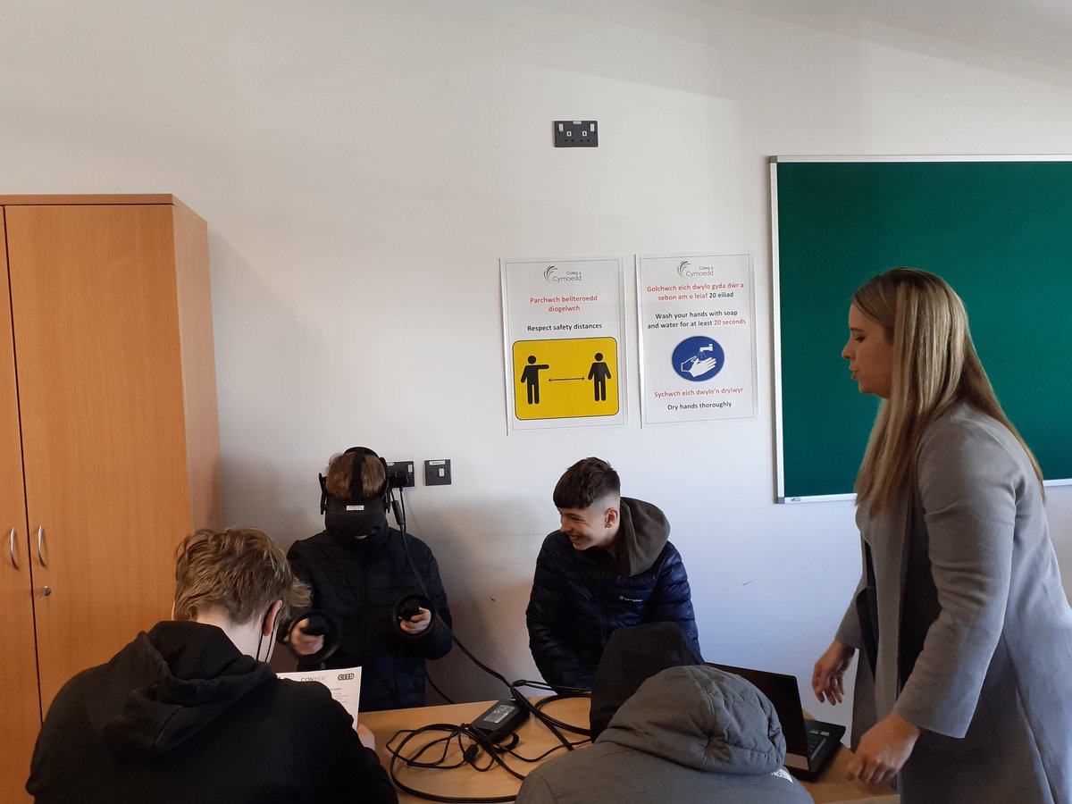 FuturesCymoedd's tweet photo. Another inspiring VR session today delivered by @TilburyWales @ColegyCymoedd Nantgarw Campus. All 3 groups built a sustainable cost effective domestic dwelling 🙌🙌. #VertualReality #sustainable #builtenvironment #careers #partnershipworking https://t.co/eHBBPOYoPy