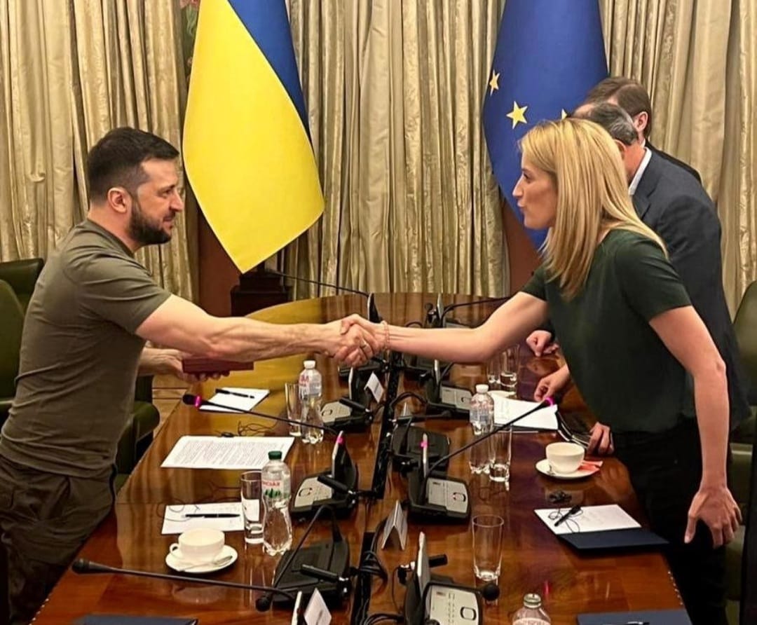 🟡🔵Orgogliose del forte gesto di <a href="/EP_President/">Roberta Metsola</a> <a href="/RobertaMetsola/">Roberta Metsola</a> a #kyev che incontra #Zelensky . United we stand with #Ukraine️ ❤ 🟡🔵
