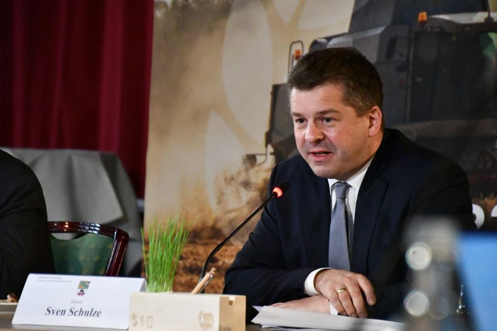 MWL_LSA's tweet photo. #SachsenAnhalt|s Landwirtschaftsminister Sven Schulze zur #AMK2022: „Ich freue mich, dass wir trotz langen und harten Ringens gemeinsame Kompromisse gefunden haben.“

Alle Beschlüsse unter https://t.co/JVgRuzDSbC

#Agrarpolitik #Landwirtschaft #mwl #sachsenanhalt #moderndenken https://t.co/xE41NeMXQO