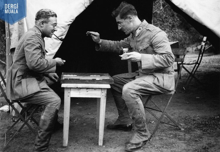 📘 - Sabahattin Ali, askerlik yıllarında tavla oynarken(1940)