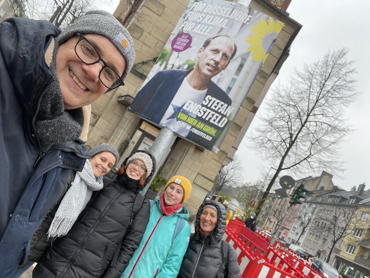 Trotz Graupelschauer und Schietwetter super Stimmung mit Alina, Mara, Simone und Verena , #Bilk Mitte #düsseldorf begrünt #ltwnrw2022
<a href="/Engstfelder/">Stefan Engstfeld</a> <a href="/grueneddorf/">GRÜNE Düsseldorf</a> <a href="/gruene_bilk/">Grüne in Bilk</a>
