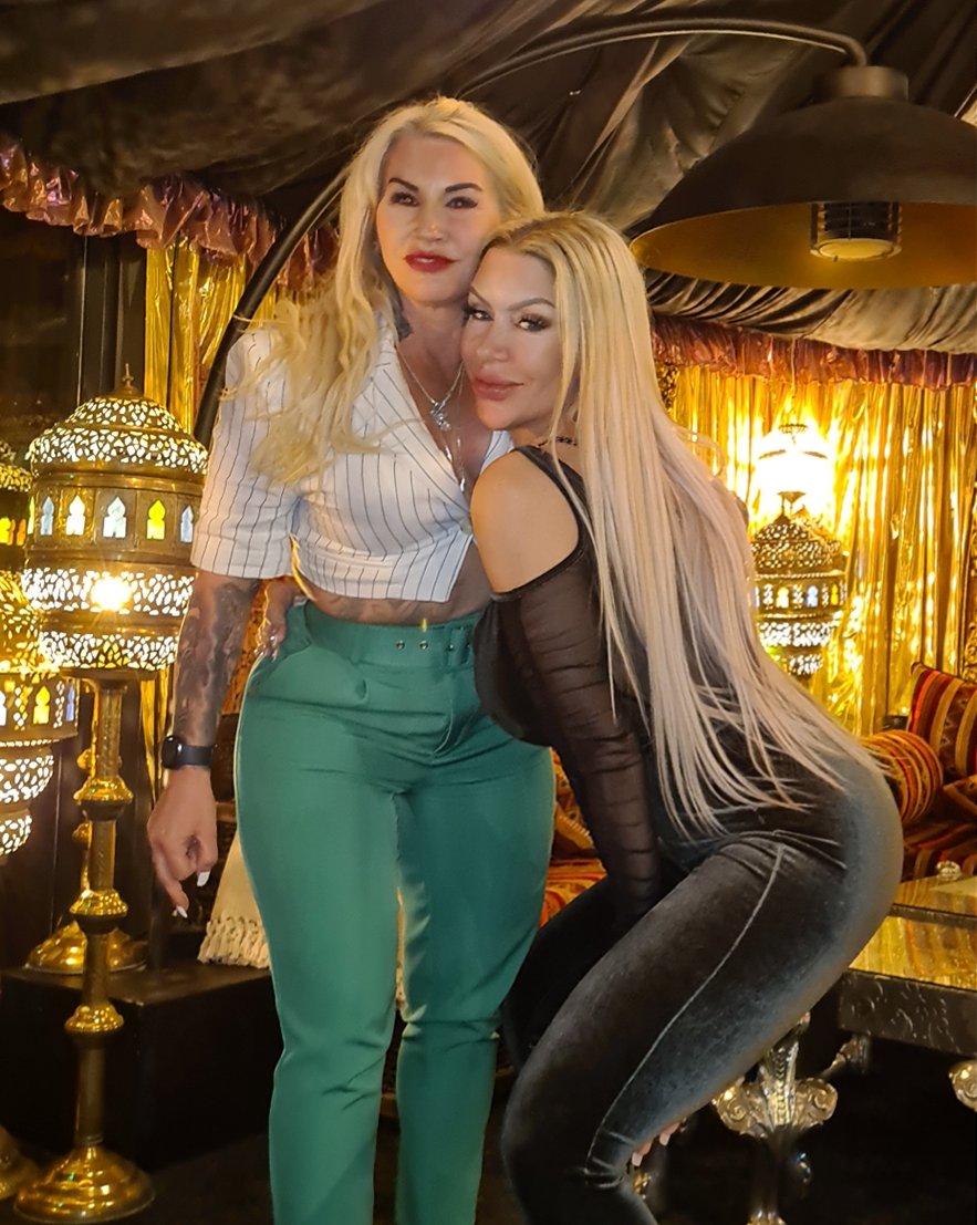 DJTaniaAmazon Lovely hanging out with the beautiful AvaVonMedisin at Crazy Bear xxxx.