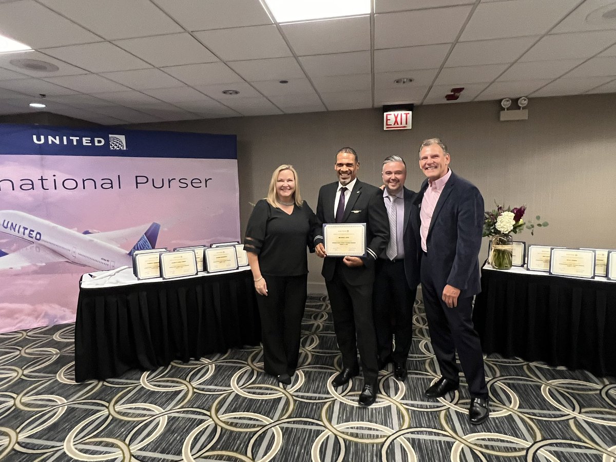 Mike_Love_UAL's tweet photo. I got my International Purser qualification back and it is time to help the Onboard Leader team make United the International carrier we deserve to be! Come fly with me!! https://t.co/LGGp1xrCXd