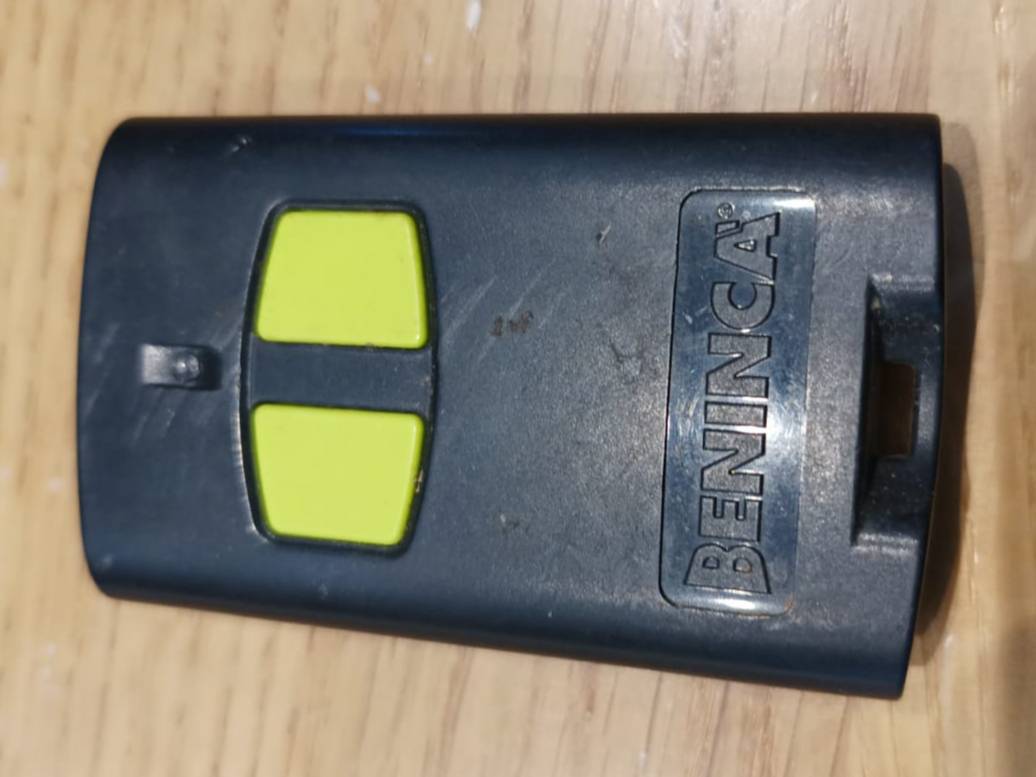 PoliciaPunta's tweet photo. #ObjetosPerdidos 

🔴 Nos han entregado este mando de garaje encontrado en la calle. Si es tuyo, puedes pasar a recogerlo por la Jefatura de Policía Local.

Comparte ‼️

#PolicíaLocal 
#PolicíaPunta 
#PuntaUmbría https://t.co/JTIK5OZTPI