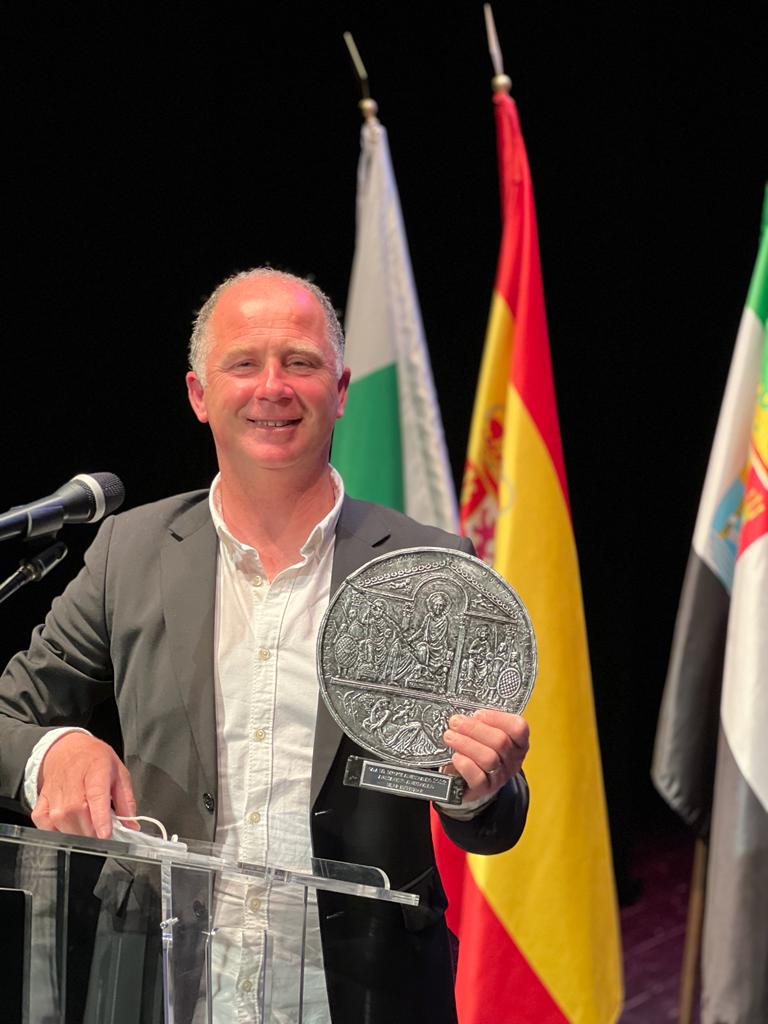 lorena_diosdado's tweet photo. Felicidades papá! Te mereces este reconocimiento. Has hecho y haces mucho por el fútbol base de esta ciudad @cisquidios ❤ https://t.co/G4rfk1bMBD