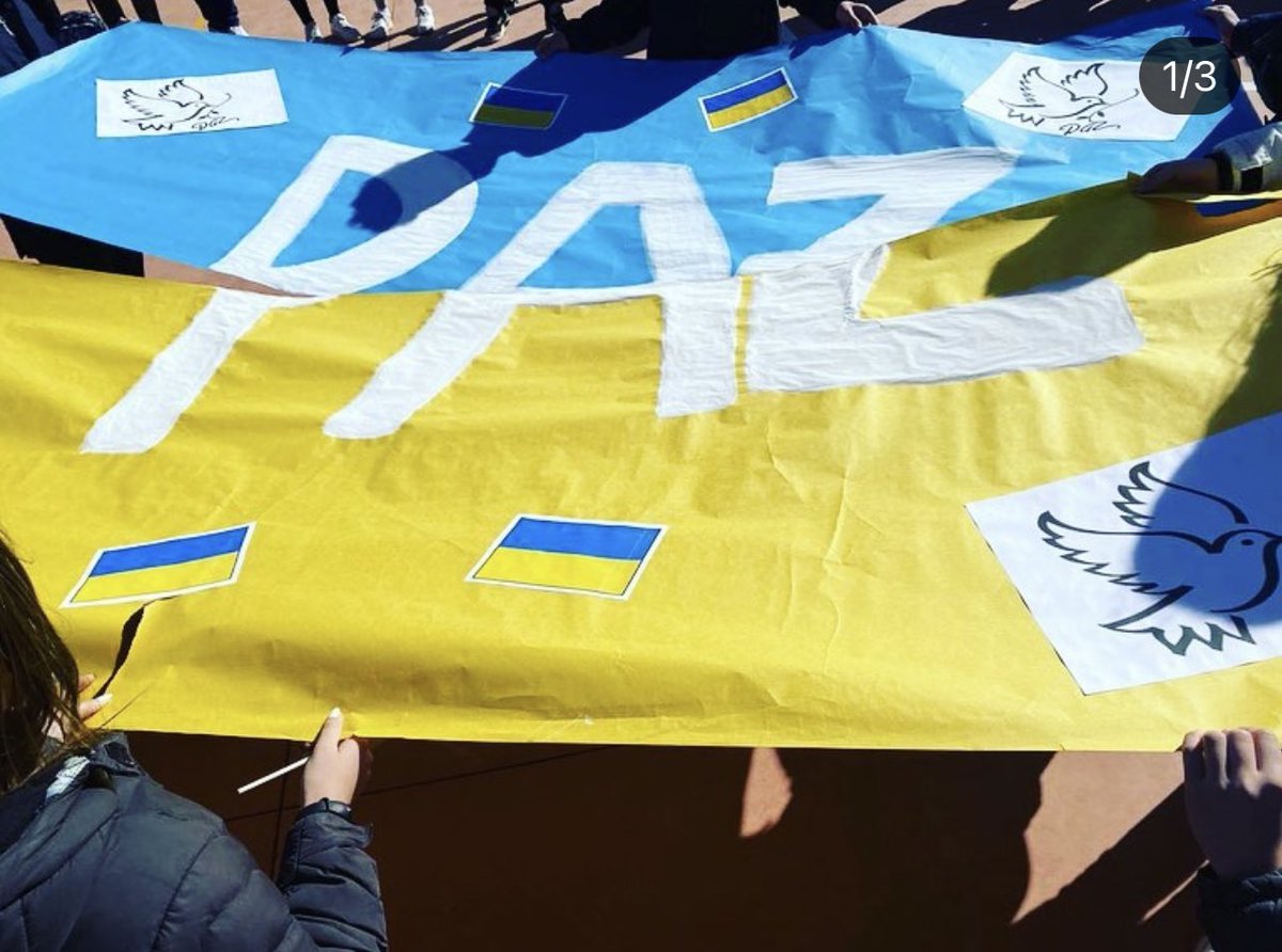 Paz. Siempre. Hoy el @ies_damasoalonso y el <a href="/ies_bfo/">IES Blanca Fernández Ochoa</a> se han unido en un acto en defensa de la paz y la no violencia. Después, dos alumnos han leído una manifiesto contra la guerra y en favor de la paz. #pazsiempre